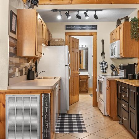 Cozy Cabin In The Smokies!!! Fully Furnished And Complete With Community Indoor And Outdoor Pools And Spas, Game And Fitness Rooms As Well As A Private Hot Tub พิเจนฟอร์จ ภายนอก รูปภาพ