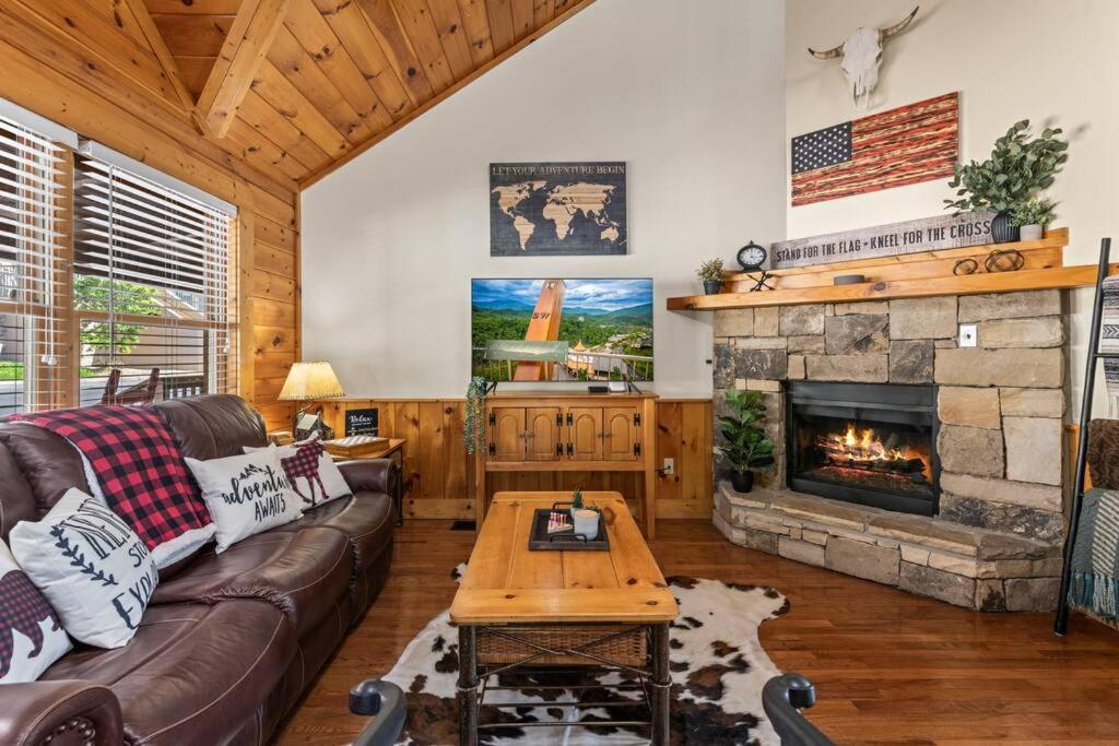 Cozy Cabin In The Smokies!!! Fully Furnished And Complete With Community Indoor And Outdoor Pools And Spas, Game And Fitness Rooms As Well As A Private Hot Tub พิเจนฟอร์จ ภายนอก รูปภาพ