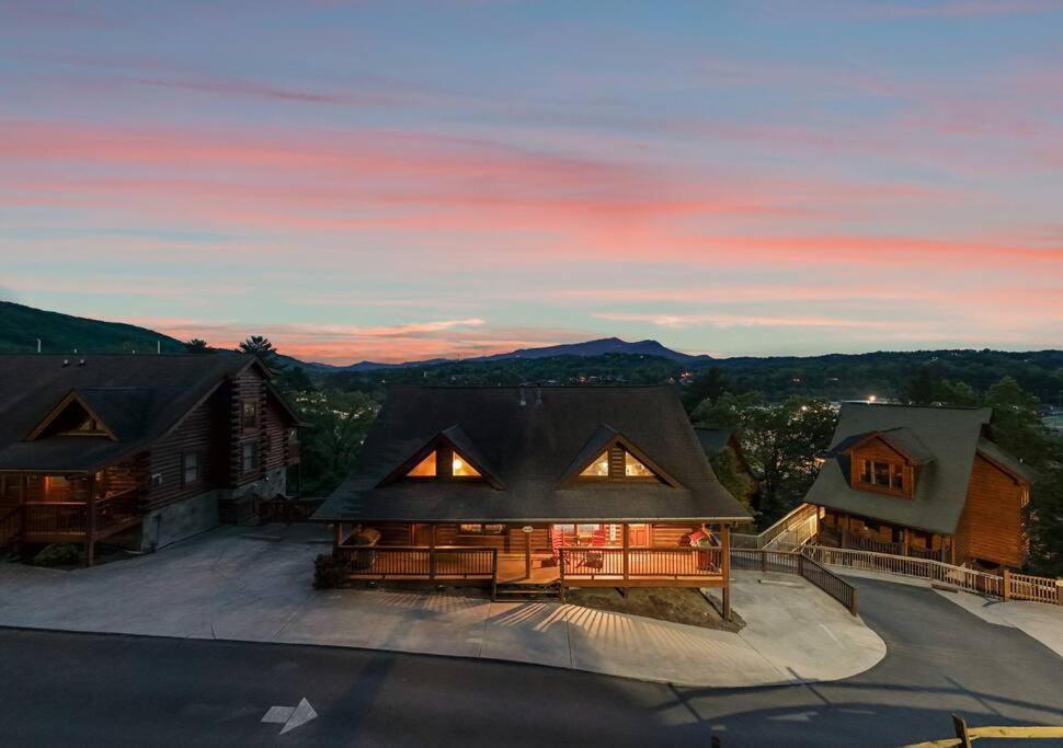 Cozy Cabin In The Smokies!!! Fully Furnished And Complete With Community Indoor And Outdoor Pools And Spas, Game And Fitness Rooms As Well As A Private Hot Tub พิเจนฟอร์จ ภายนอก รูปภาพ