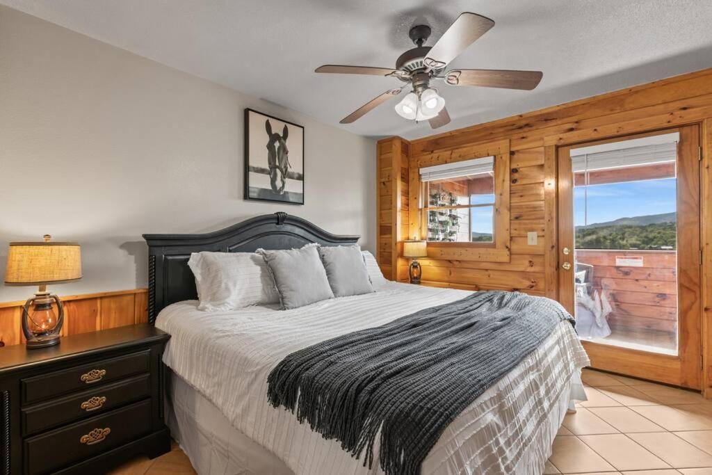 Cozy Cabin In The Smokies!!! Fully Furnished And Complete With Community Indoor And Outdoor Pools And Spas, Game And Fitness Rooms As Well As A Private Hot Tub พิเจนฟอร์จ ภายนอก รูปภาพ