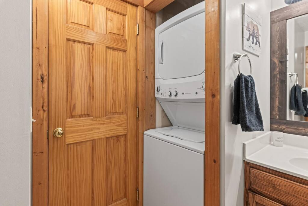 Cozy Cabin In The Smokies!!! Fully Furnished And Complete With Community Indoor And Outdoor Pools And Spas, Game And Fitness Rooms As Well As A Private Hot Tub พิเจนฟอร์จ ภายนอก รูปภาพ