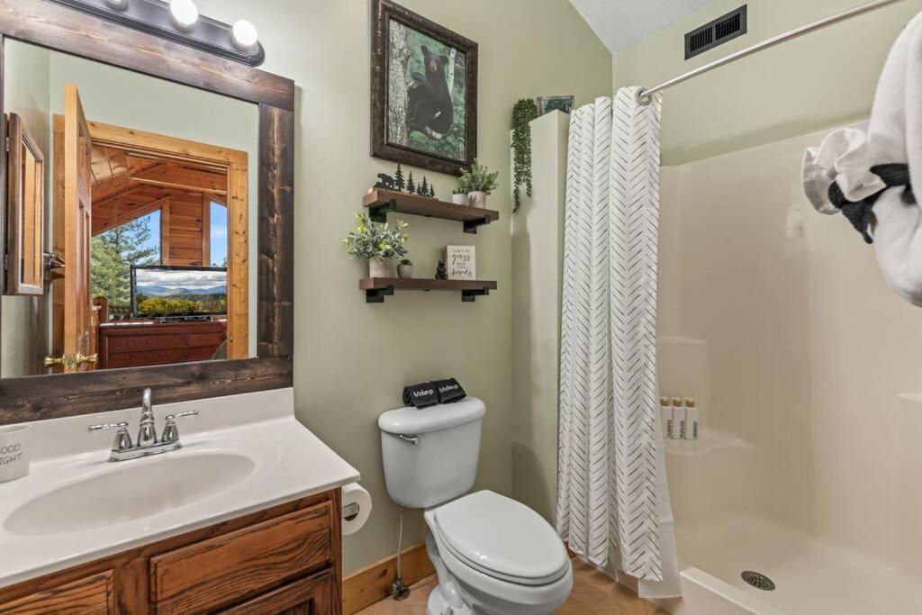 Cozy Cabin In The Smokies!!! Fully Furnished And Complete With Community Indoor And Outdoor Pools And Spas, Game And Fitness Rooms As Well As A Private Hot Tub พิเจนฟอร์จ ภายนอก รูปภาพ