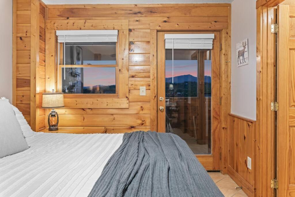 Cozy Cabin In The Smokies!!! Fully Furnished And Complete With Community Indoor And Outdoor Pools And Spas, Game And Fitness Rooms As Well As A Private Hot Tub พิเจนฟอร์จ ภายนอก รูปภาพ