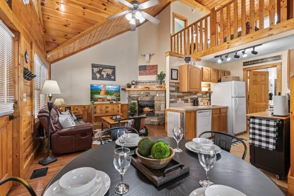 Cozy Cabin In The Smokies!!! Fully Furnished And Complete With Community Indoor And Outdoor Pools And Spas, Game And Fitness Rooms As Well As A Private Hot Tub พิเจนฟอร์จ ภายนอก รูปภาพ