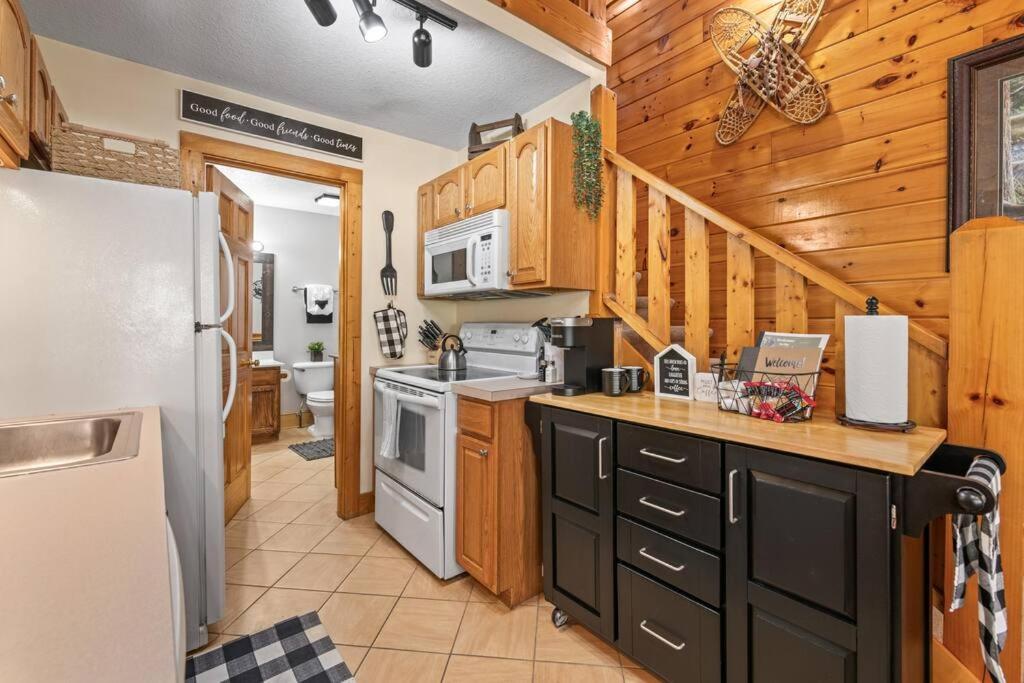 Cozy Cabin In The Smokies!!! Fully Furnished And Complete With Community Indoor And Outdoor Pools And Spas, Game And Fitness Rooms As Well As A Private Hot Tub พิเจนฟอร์จ ภายนอก รูปภาพ