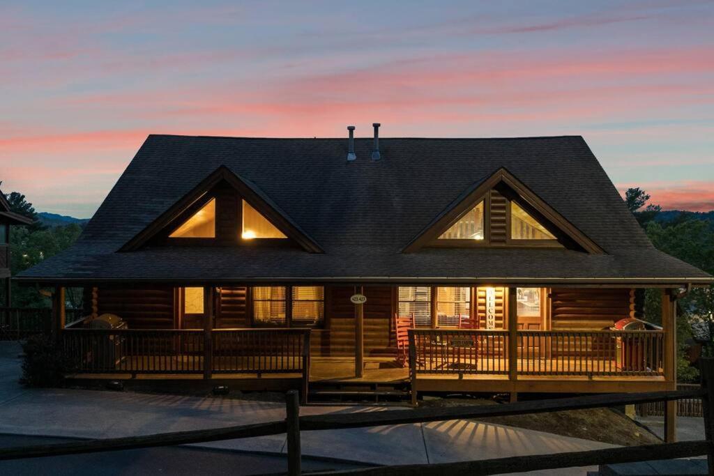 Cozy Cabin In The Smokies!!! Fully Furnished And Complete With Community Indoor And Outdoor Pools And Spas, Game And Fitness Rooms As Well As A Private Hot Tub พิเจนฟอร์จ ภายนอก รูปภาพ