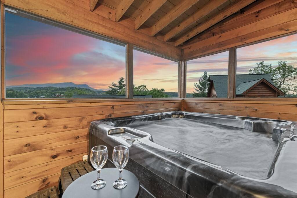 Cozy Cabin In The Smokies!!! Fully Furnished And Complete With Community Indoor And Outdoor Pools And Spas, Game And Fitness Rooms As Well As A Private Hot Tub พิเจนฟอร์จ ภายนอก รูปภาพ