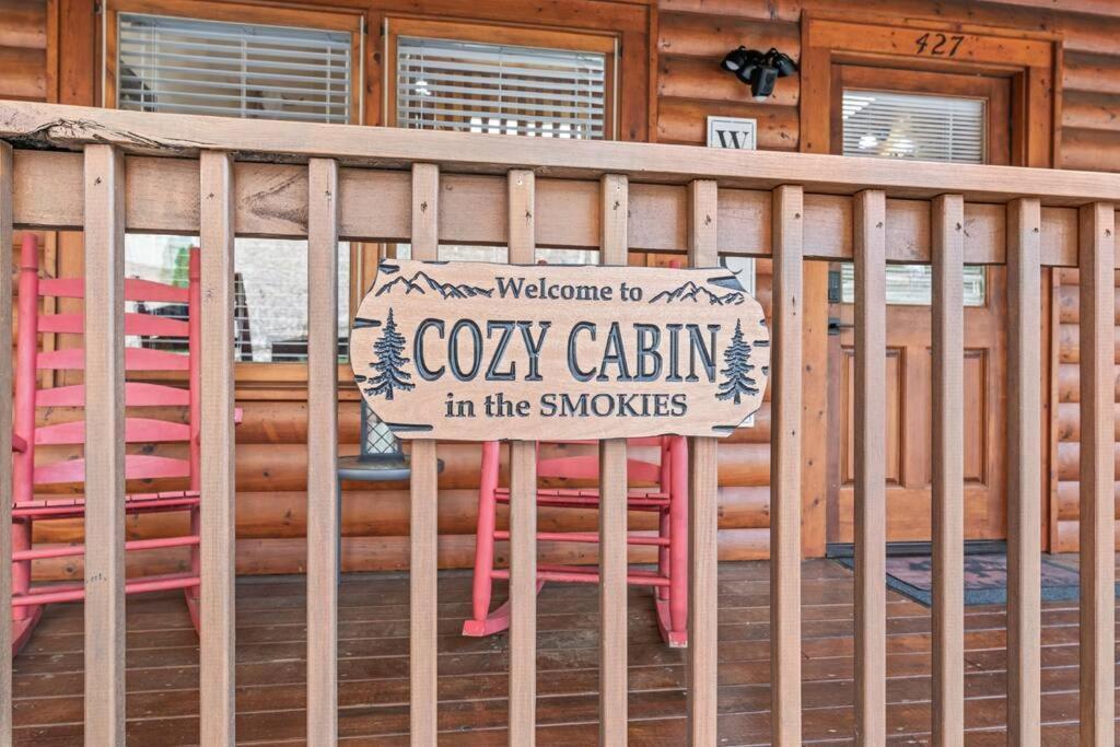 Cozy Cabin In The Smokies!!! Fully Furnished And Complete With Community Indoor And Outdoor Pools And Spas, Game And Fitness Rooms As Well As A Private Hot Tub พิเจนฟอร์จ ภายนอก รูปภาพ