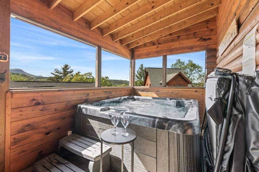 Cozy Cabin In The Smokies!!! Fully Furnished And Complete With Community Indoor And Outdoor Pools And Spas, Game And Fitness Rooms As Well As A Private Hot Tub พิเจนฟอร์จ ภายนอก รูปภาพ