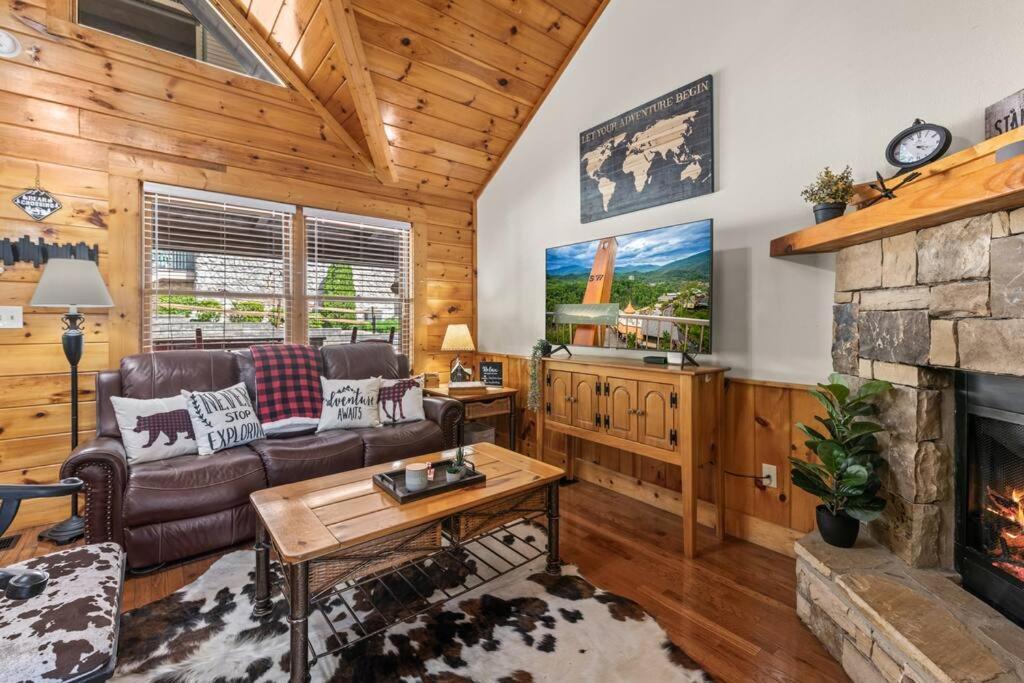 Cozy Cabin In The Smokies!!! Fully Furnished And Complete With Community Indoor And Outdoor Pools And Spas, Game And Fitness Rooms As Well As A Private Hot Tub พิเจนฟอร์จ ภายนอก รูปภาพ